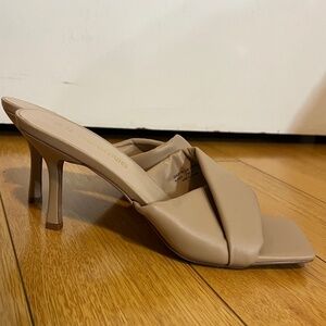 Nude square front heels, heeled mule